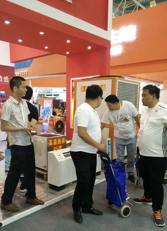 北京暖通展第二天，波音空气能展台人气依旧爆棚